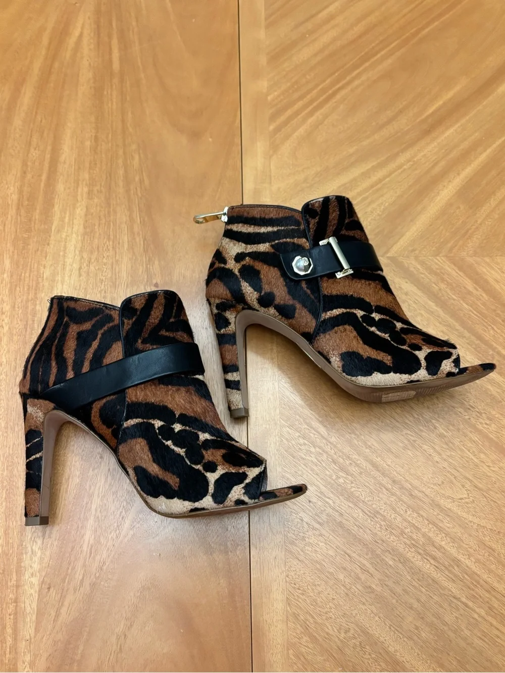 Louise Et Cie Women's Lander Leopard Print Peep-Toe Ankle Boots Size 7.5